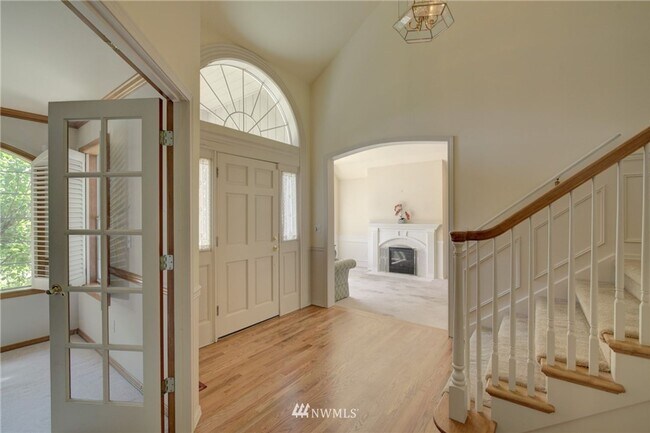 Foto del edificio - 5 bedroom + Bonus room with a large fenced...