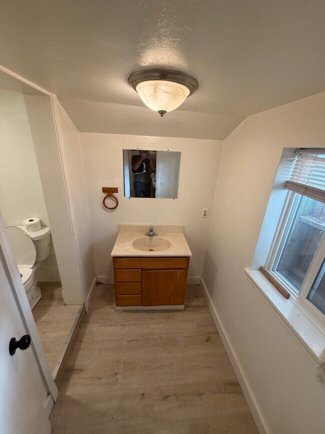 Área del lavabo del tocador - 3756 Busey Ln