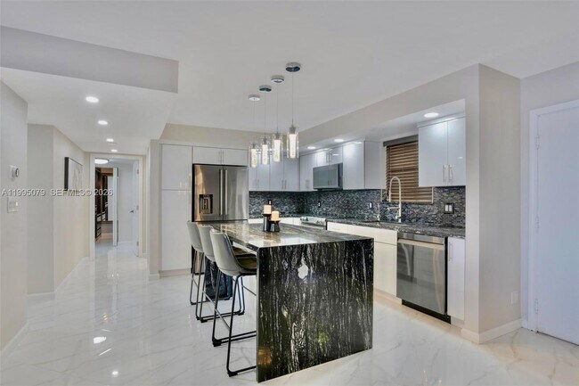 Foto del edificio - 605 Ives Dairy Rd