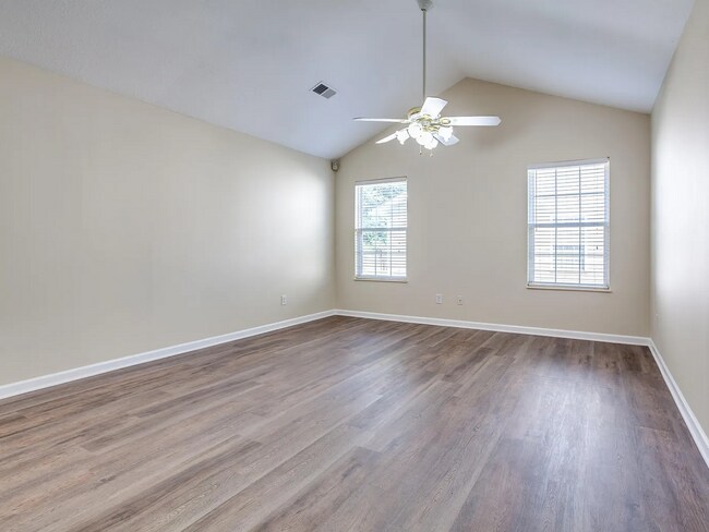 Foto del edificio - 947 Spring Park Rd