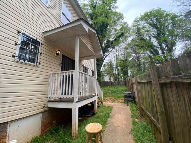 Building Photo - 2005 Lois Pl NW