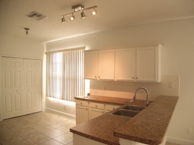 Foto del edificio - 244 Cotswold Cir