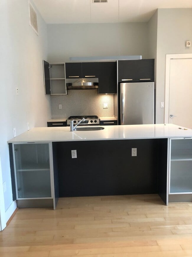 Building Photo - Beautiful, Cozy and Spacious, 1 bedroom/1 ...
