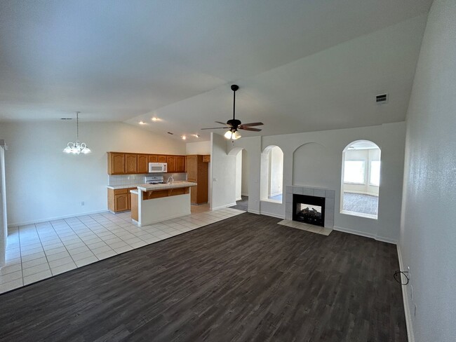 Building Photo - Spacious 4 bedroom home in Lemoore