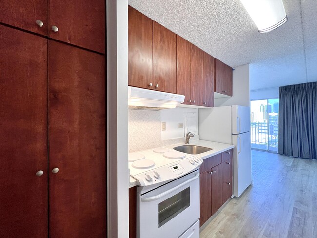 Building Photo - 710 Lunalilo St