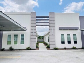 Building Photo - 2900 W Kenwood St