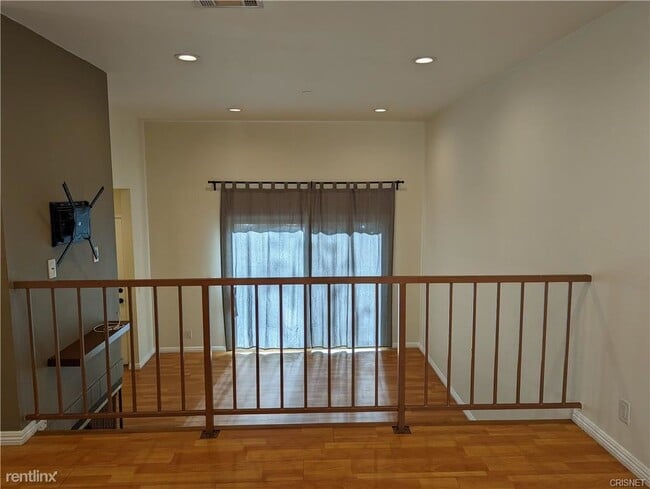 Building Photo - 3 br, 3 bath Townhome - 17951 River Cir Apt 4