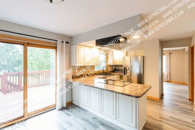 Building Photo - EXPANSIVE BACK YARD!! 4 Bedroom, 3.5 Bath ...