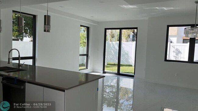 Foto del edificio - 4141 S oaks Pl