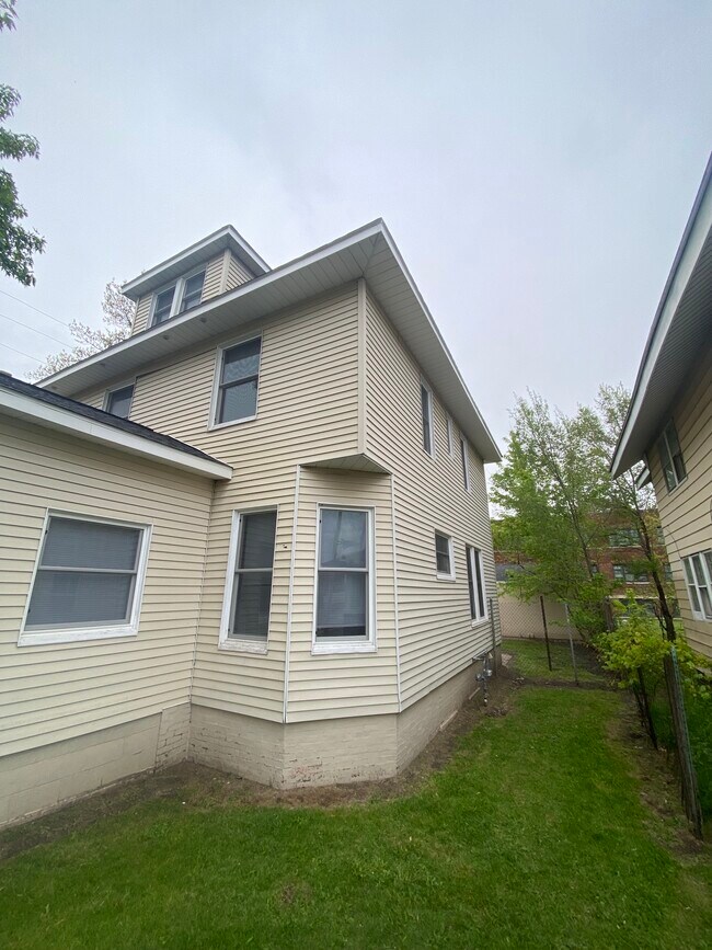 Building Photo - 215 E Bronson St