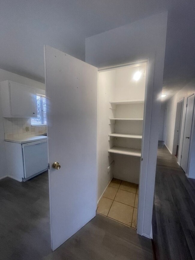 Building Photo - Available Now 3 bedroom 1.5 bath
