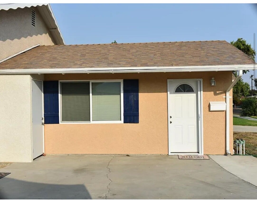 Foto principal - Granada Hills studio w/appliances + privat...