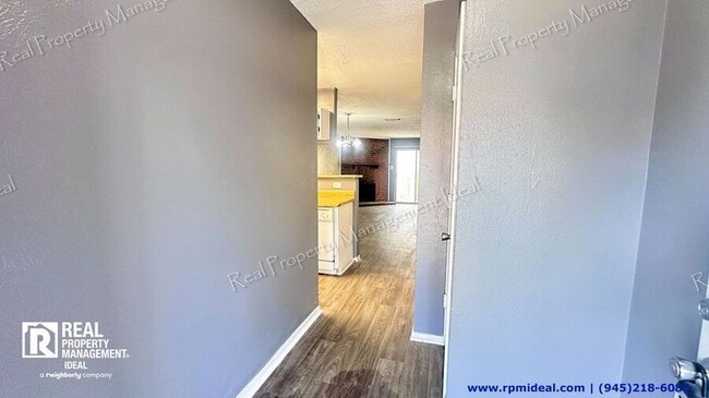 Foto del edificio - 10500 Lake June Rd