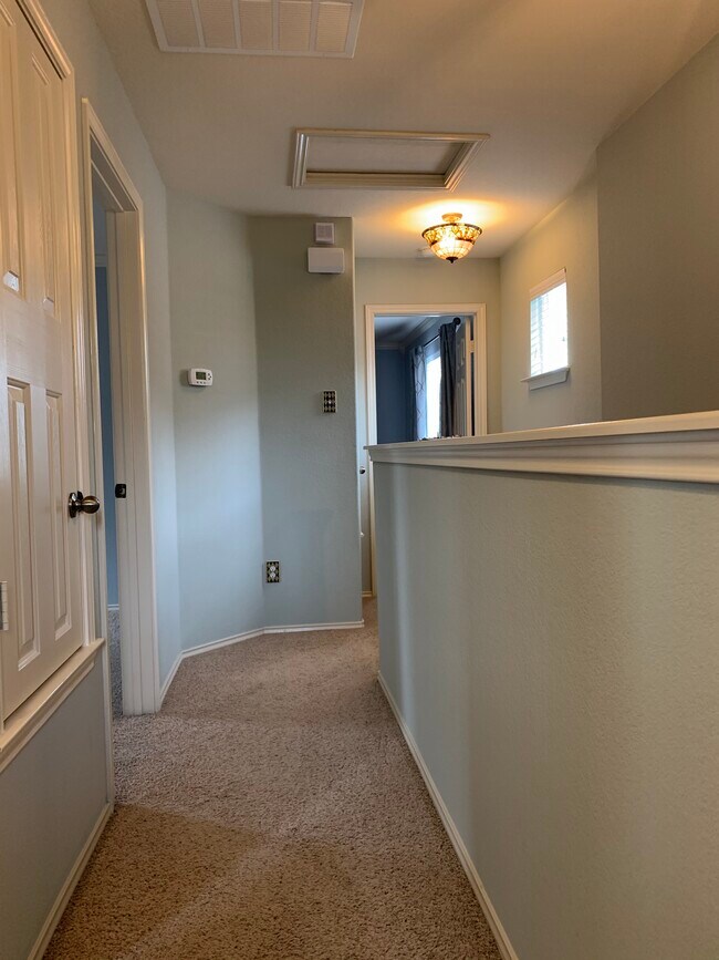 Pasillo de la planta superior - 1702 Sand Hills Dr
