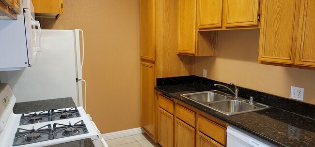 Foto del edificio - Downstairs Two Bedroom, Two Bath Condo