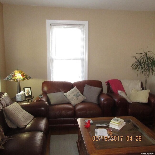 7 Bayside Ave Unit 1, Oyster Bay, NY 11771 Room for Rent in Oyster