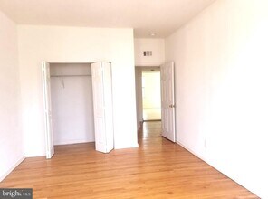 Building Photo - 805 Brooks Ln