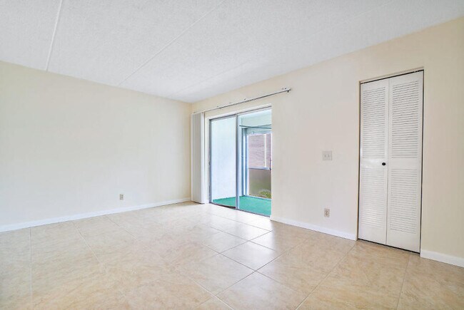 Foto del edificio - 400 Village Green Cir W
