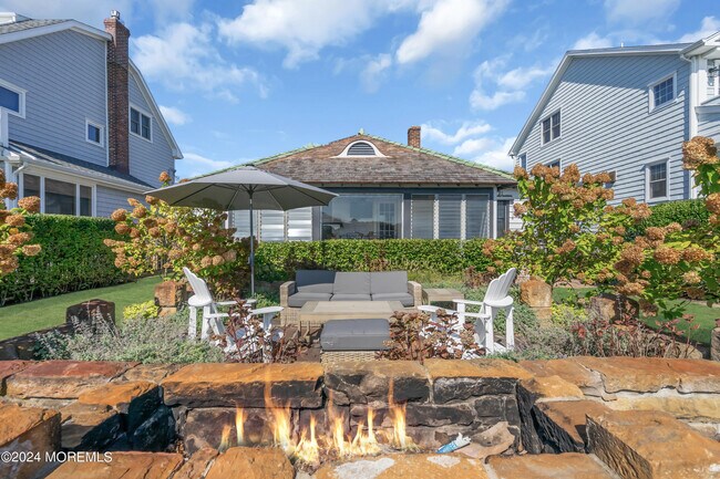 Foto del edificio - 210 Roosevelt Ave