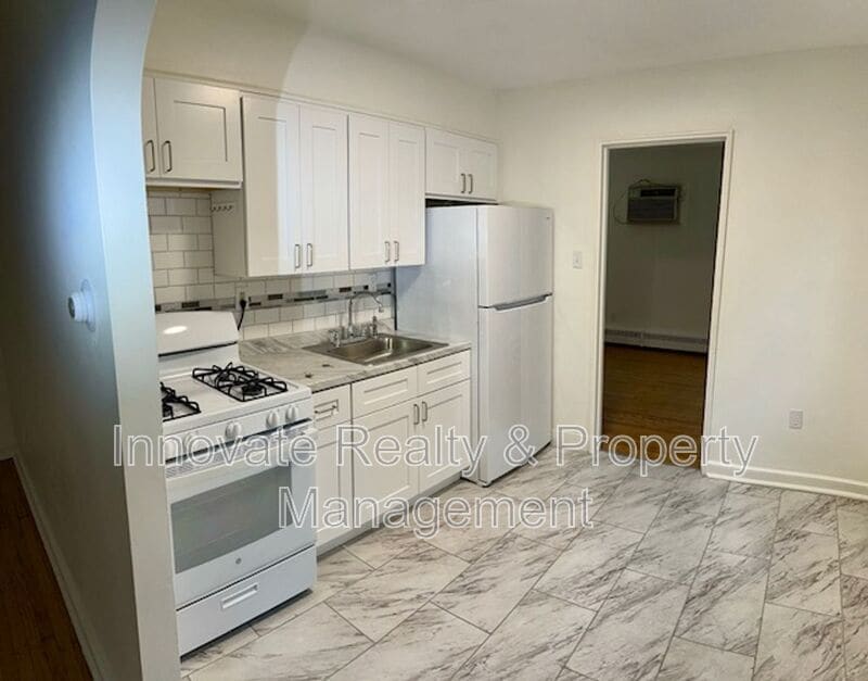 Photo - 402 Unruh Avenue