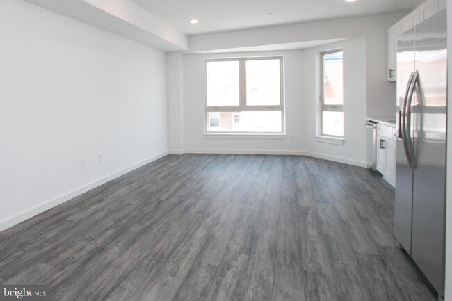 Building Photo - 13 Farson St