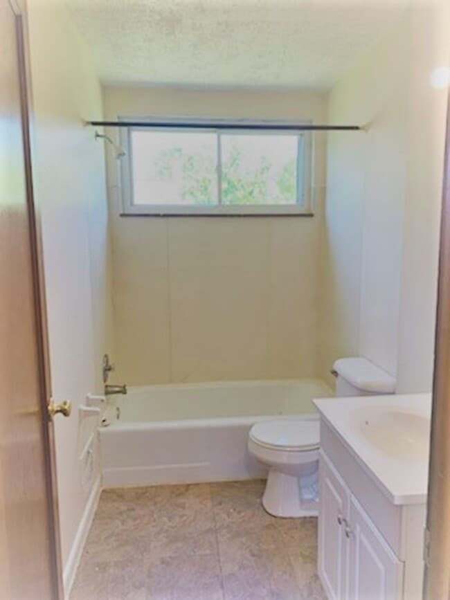 Building Photo - 2 Bedroom Duplex For Rent!