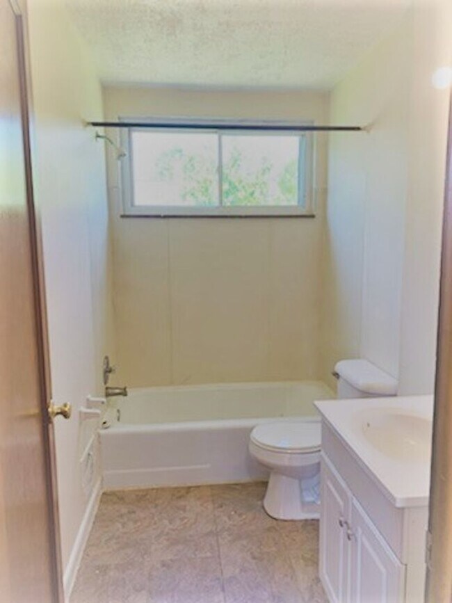 Foto del edificio - 2 Bedroom Duplex For Rent!