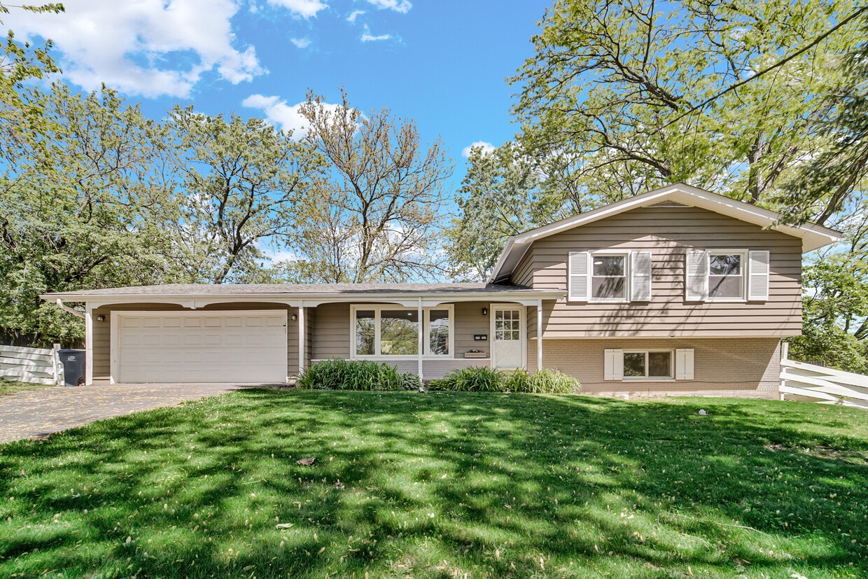 Primary Photo - 22W362 Hackberry Dr