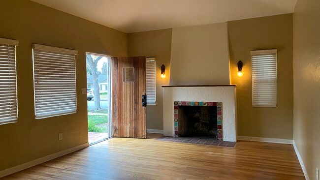 Building Photo - 19 Parkwood Dr