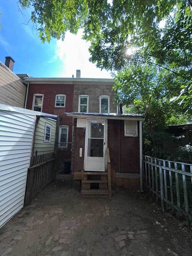 Building Photo - 2 Bedroom House Close to Transportation!