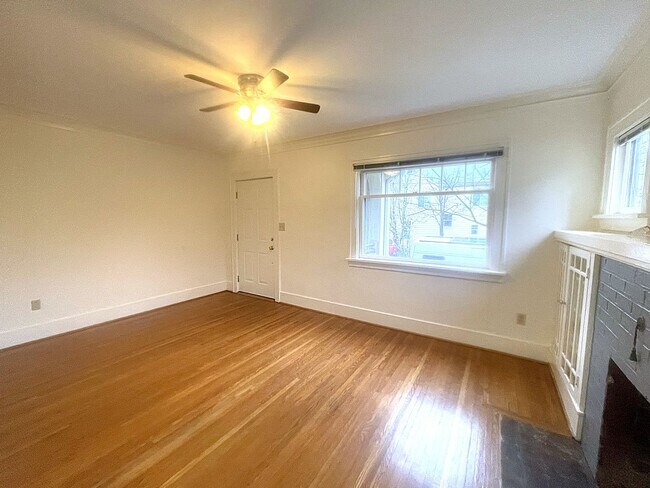 Foto del edificio - Eliot neighborhood House: 2 bedroom, large basement, hardwood floors, laundry units & fireplace