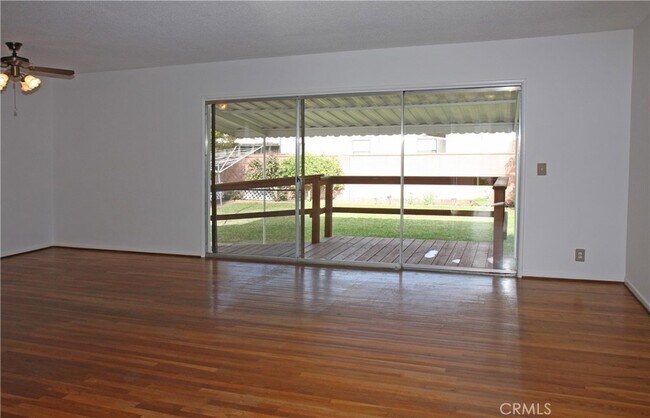 Foto del edificio - 8625 Crescent Ave