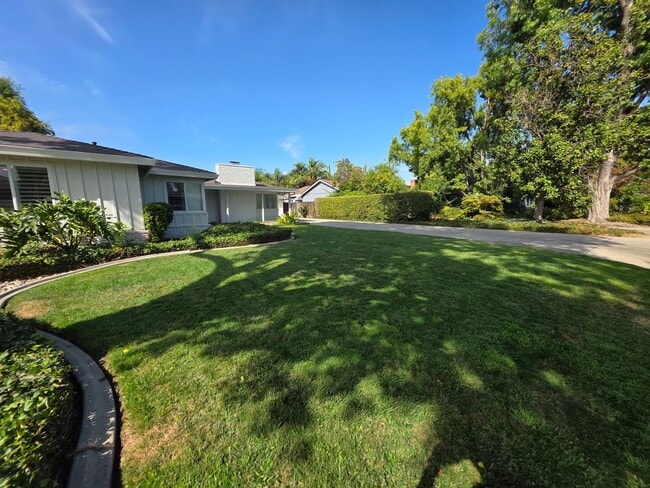 Building Photo - Home located in the heart of the college n...