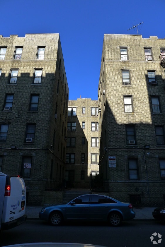 Building Photo - 4053-55 Carpenter Ave