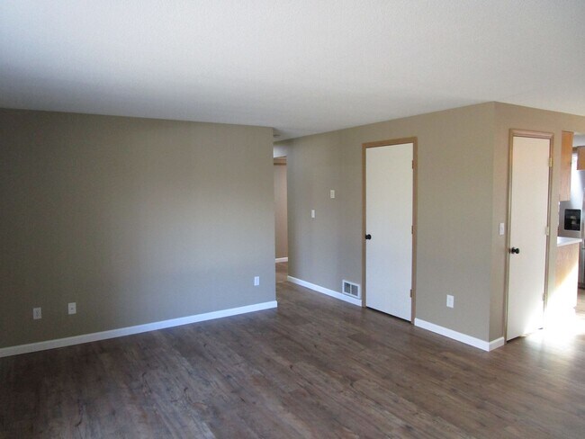 Foto del edificio - 3 Bedroom, 2 Bathroom Home on 2 Acres on Lower Side of Juniper Canyon - Available Now!