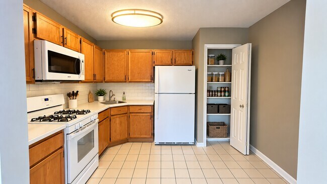 KITCHEN - 29 Pembrook Ave