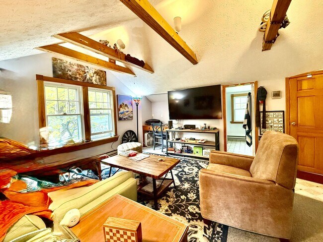 Foto del edificio - 111 1/2 E. Wylie St- Upstairs