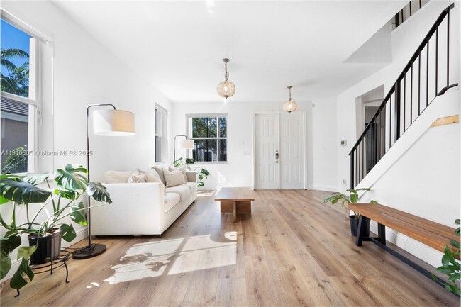 Building Photo - 932 Nandina Dr