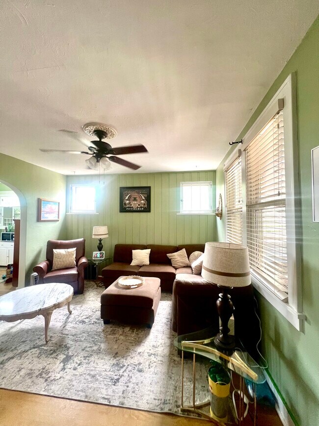 Sala de estar - 149 Montville St