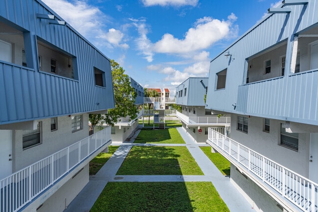 Building Photo - La Estancia Apartments