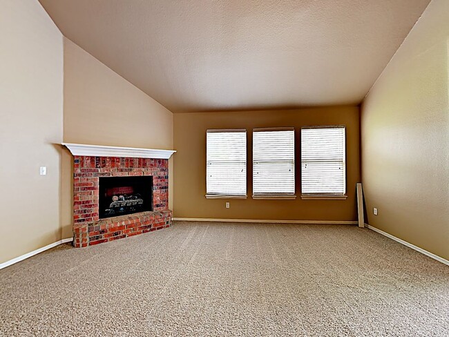 Foto del edificio - GREAT FLOOR PLAN WITH 3 CAR GARAGE