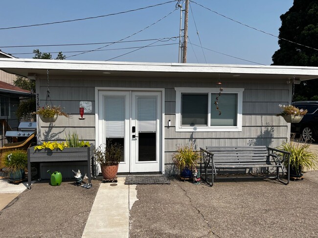 Building Photo - Furnished Studio