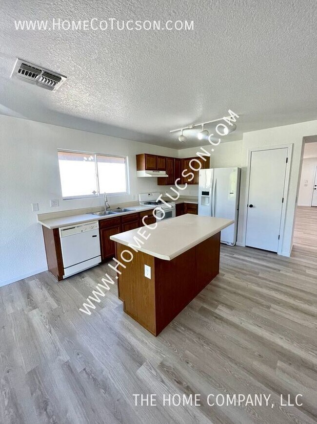 Building Photo - 9403 E GRAPEVINE SPRING PL- Beautiful thre...