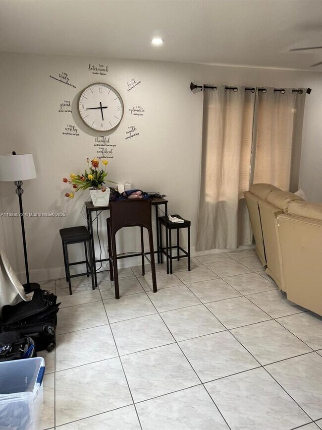 Building Photo - 826 SW 12th Ct