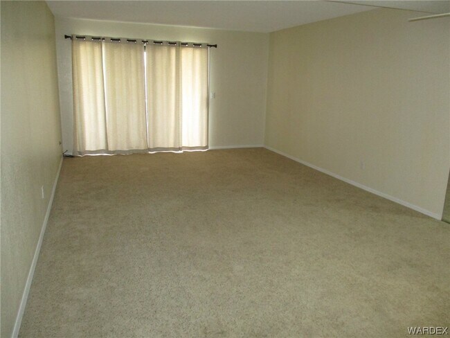 Foto del edificio - 2022 Merrill Ln