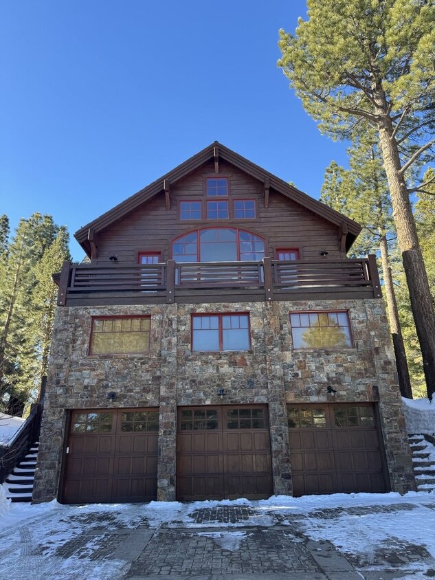 Primary Photo - Luxury 5-Bedroom, 6-Bathroom Mountain Retr...