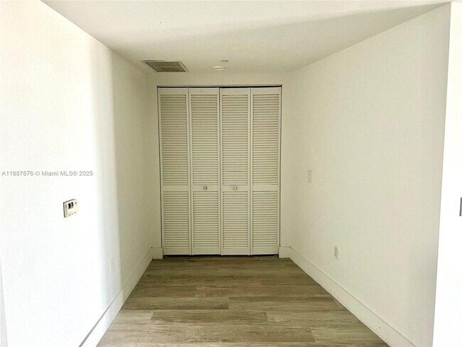 Foto del edificio - 121 NE 34th St