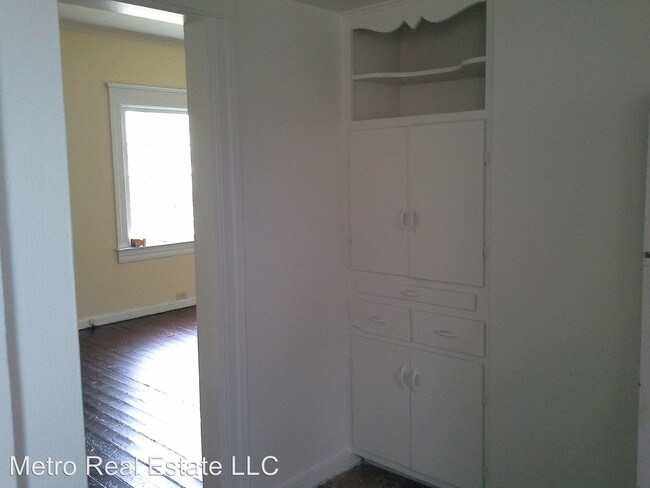 Building Photo - 441 E Taber St