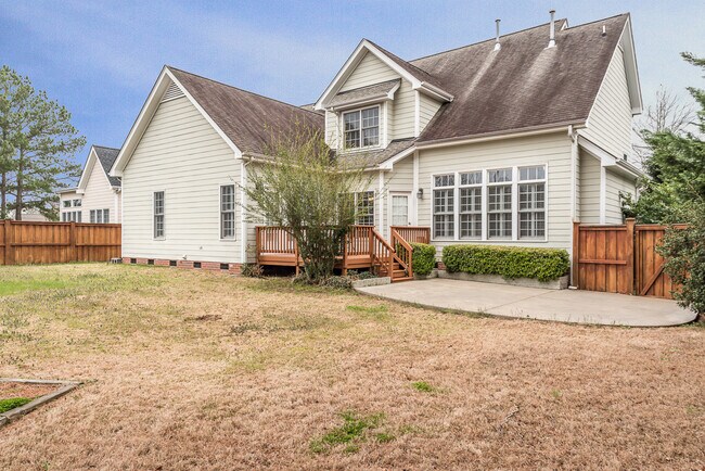 Building Photo - 4 bedroom home with fenced yard close to D...