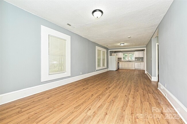 Foto del edificio - 419 Lakewood Ave